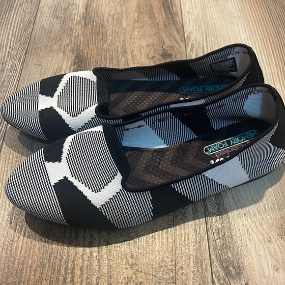 Chic Black and White Women's Slip-On Shoes - Picture 3 of 5